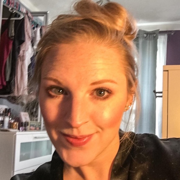 Meet your Posher, Dee - Picture 1 of 3